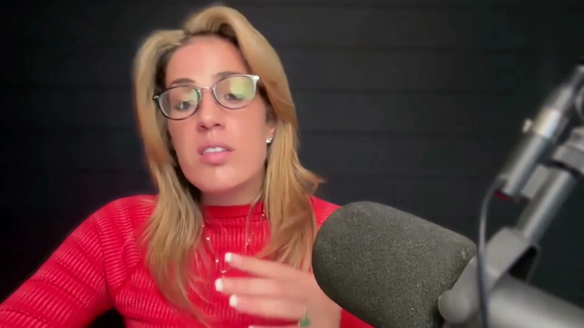 Shanee Moret explaining model independence in her platform comparison video